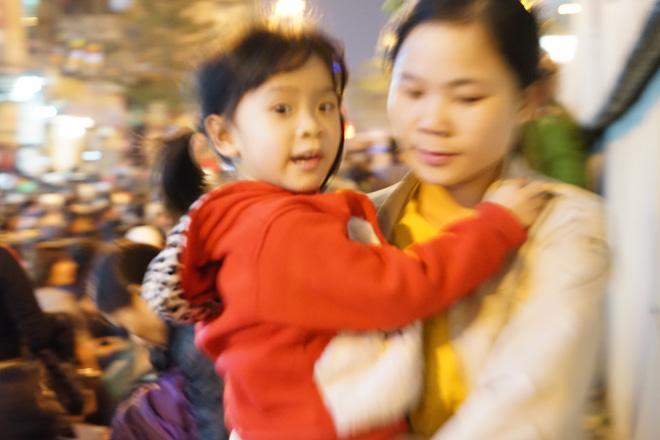 20.000 đồng/chiếc ghế vẫn không có để thuê, mẹ cho con ngồi đất cầu an tại chùa Phúc Khánh-11