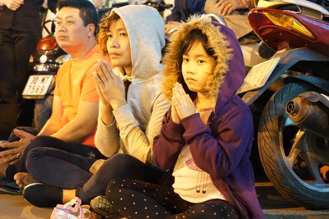 20.000 đồng/chiếc ghế vẫn không có để thuê, mẹ cho con ngồi đất cầu an tại chùa Phúc Khánh-3