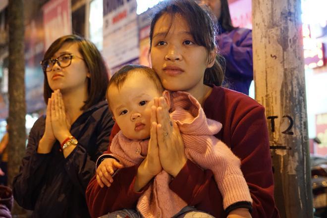 20.000 đồng/chiếc ghế vẫn không có để thuê, mẹ cho con ngồi đất cầu an tại chùa Phúc Khánh-5