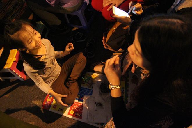 20.000 đồng/chiếc ghế vẫn không có để thuê, mẹ cho con ngồi đất cầu an tại chùa Phúc Khánh-7