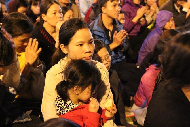 20.000 đồng/chiếc ghế vẫn không có để thuê, mẹ cho con ngồi đất cầu an tại chùa Phúc Khánh-8
