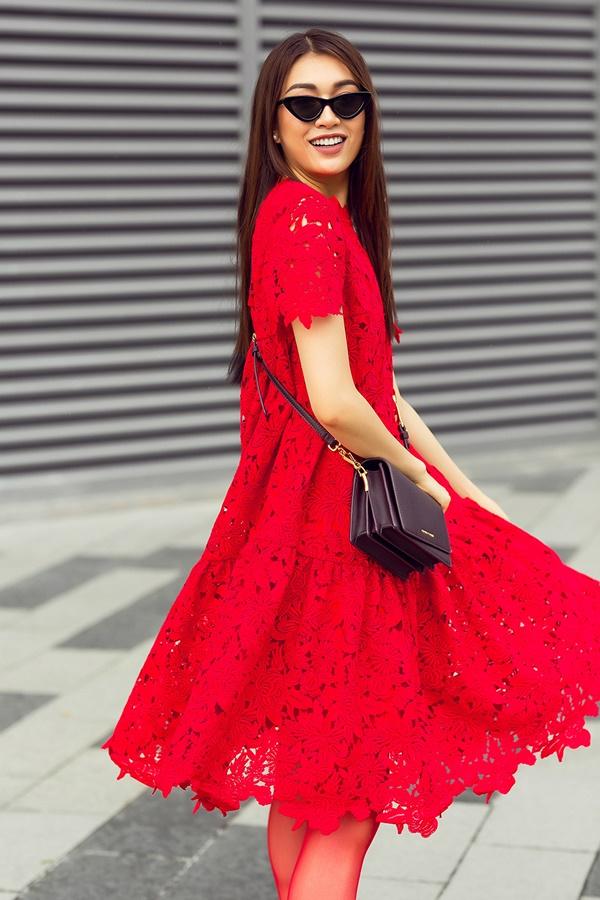 Bất chấp những trào lưu, xu hướng được dự đoán, sắc đỏ nồng nàn, quyến rũ, nổi bật và trẻ trung vẫn trở thành một hiện tượng mới được các tín đồ thời trang, những ngôi sao hàng đầu làng giải trí ưa chuộng.