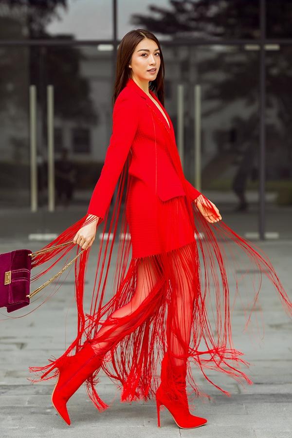 Chi tiết tua rua kết hợp dáng shirt dress năng động mang đến sự giao thoa giữa hình ảnh thanh lịch và cá tính cho người mặc.