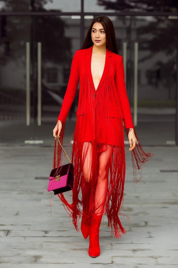 Đi kèm trang phục lại là chiếc túi nhung có sắc đỏ tím ngọt ngào. Sự kết hợp lạ mắt này giúp Lệ Hằng trông ấn tượng.