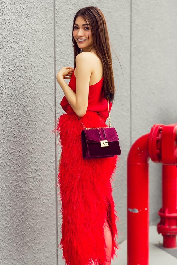 Bộ ảnh được thực hiện bởi nhiếp ảnh gia Chanh và trang phục của nhà thiết kế Đỗ Mạnh Cường.