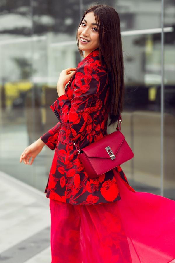 . Hoạ tiết hoa to bản được sử dụng kỹ thuật in mang đến những hình khối, mảng màu có chiều sâu ấn tượng. Bộ trang phục mang nét thanh lịch nhưng không kém phần nổi loạn, cá tính.