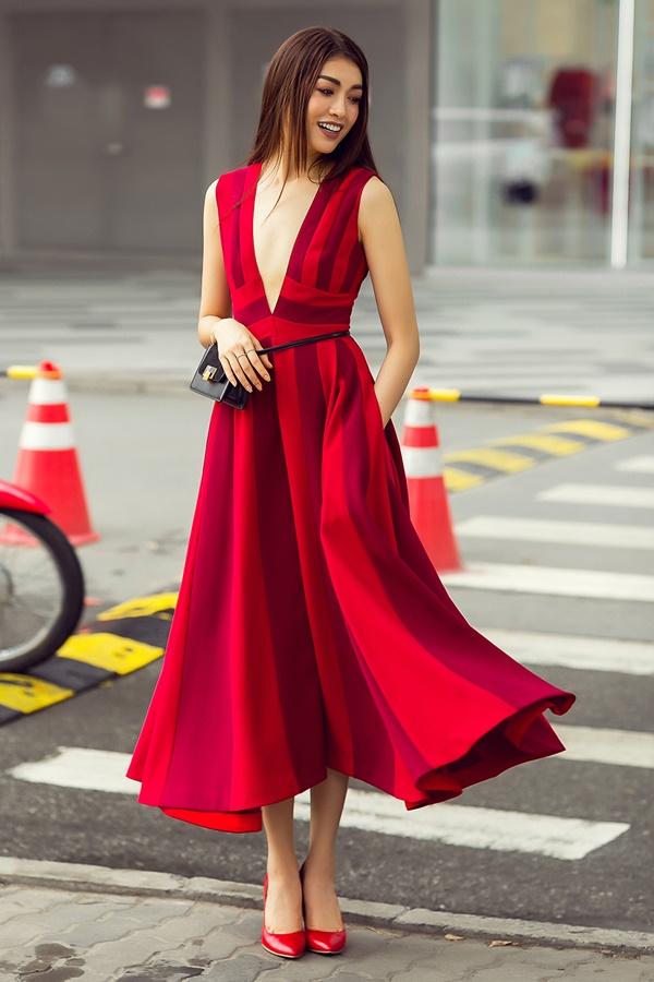 Dáng váy xoè cổ điển được Đỗ Mạnh Cường làm mới với đường xẻ ngực sâu cùng sự kết hợp hai tông màu sáng, tối với cùng sắc đỏ thú vị.