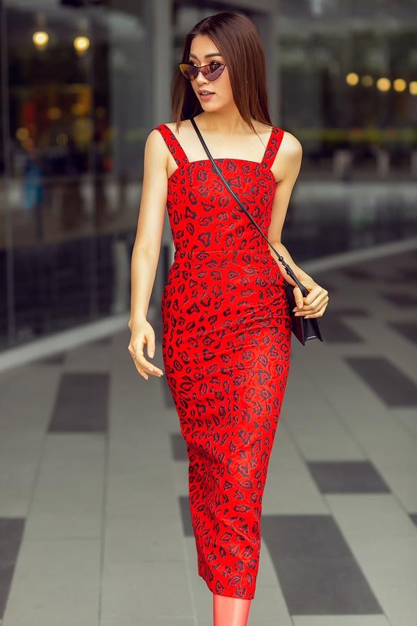 Từ hình ảnh điệu đà, cổ điển, Lệ Hằng chuyển dần sang phong cách gợi cảm của phái đẹp hiện đại.