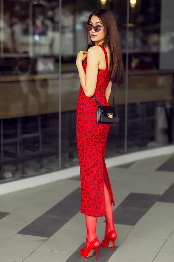 Phom váy cocktail với hoạ tiết da báo giúp Á hậu Hoàn vũ Việt Nam 2015 khoe khéo được 3 vòng cân đối, quyến rũ. Phần hoạ tiết được cách điệu trông lạ mắt hơn thông thường.