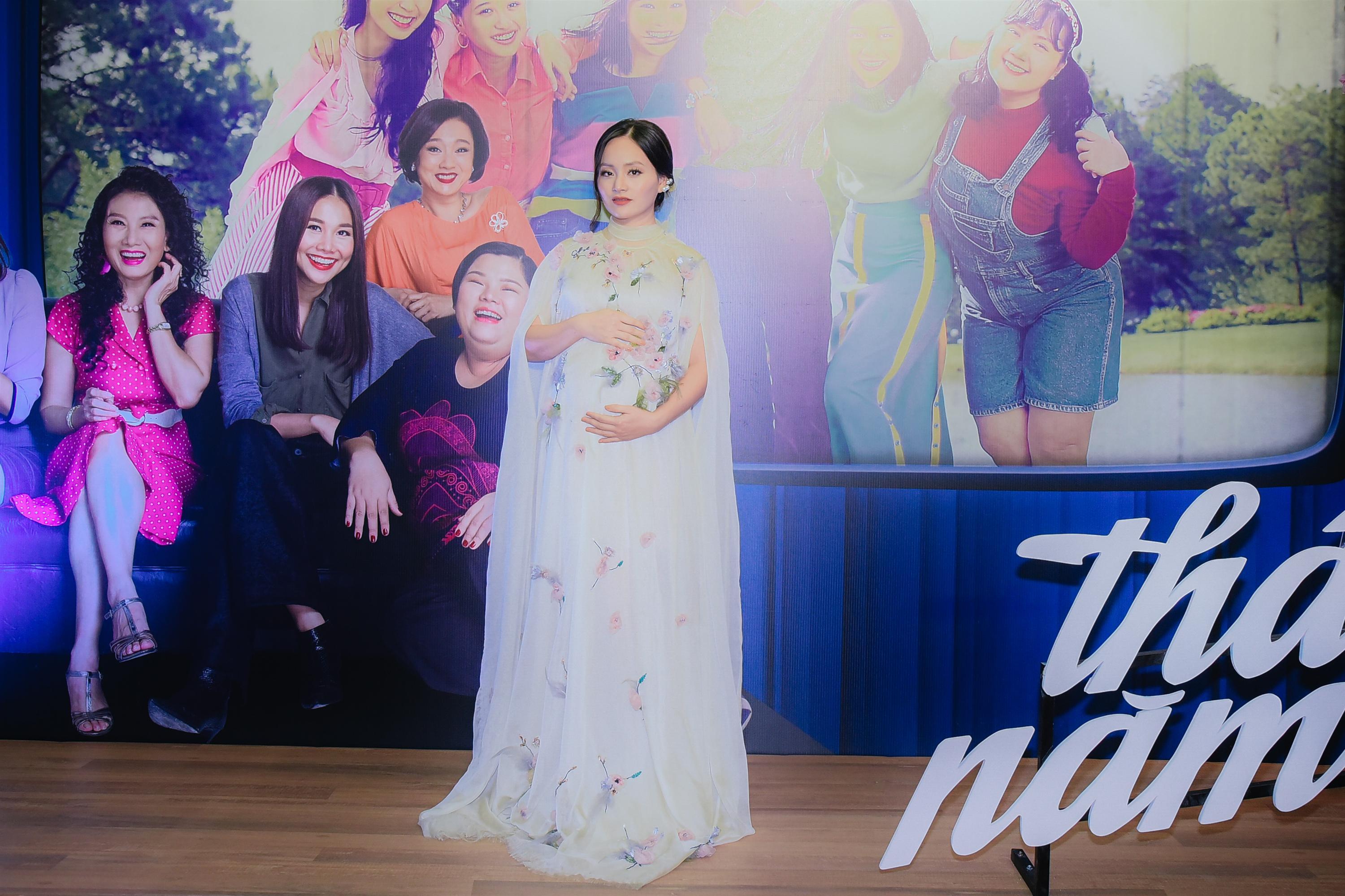 Thanh Hằng và Hoàng Oanh khoe nhan sắc đỉnh cao trên thảm đỏ Tháng năm rực rỡ-11