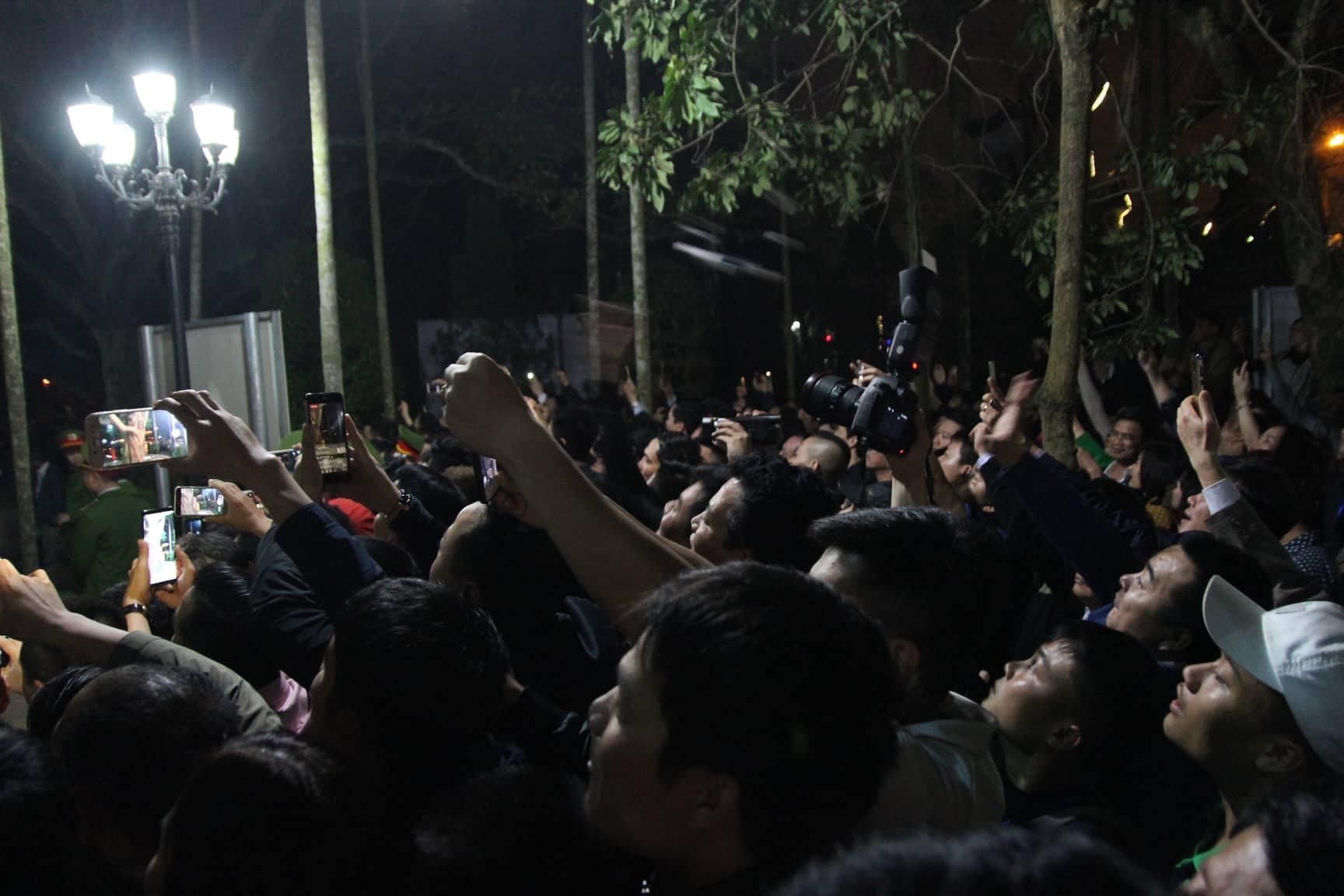 Vo viên tiền lẻ thi nhau ném vào kiệu đền Trần-1