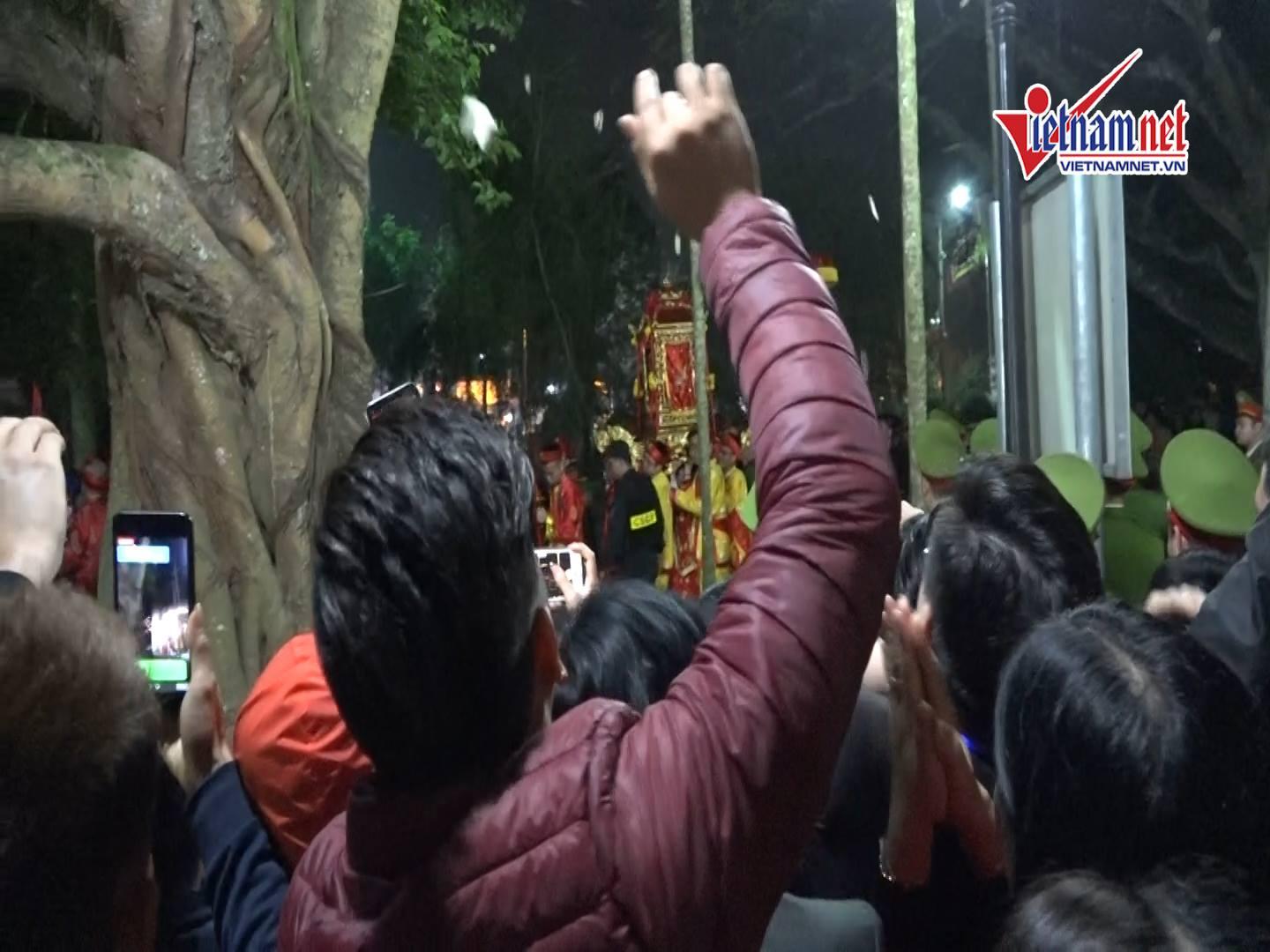 Vo viên tiền lẻ thi nhau ném vào kiệu đền Trần-3