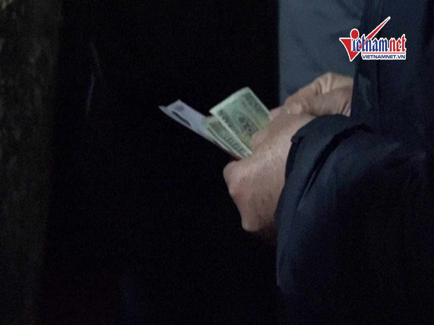 Vo viên tiền lẻ thi nhau ném vào kiệu đền Trần-4