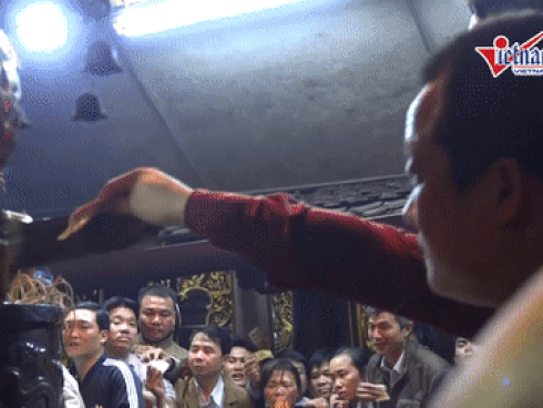 Hàng nghìn người hỗn loạn, giành đồ cúng cầu may giữa đêm ở miền Tây-19