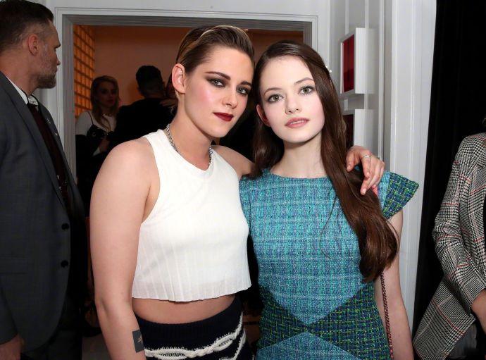 Nữ chính Twilight xuất hiện với vẻ đẹp đối lập: Kristen Stewart béo múp - Mackenzie Foy xinh tựa thiên thần-1