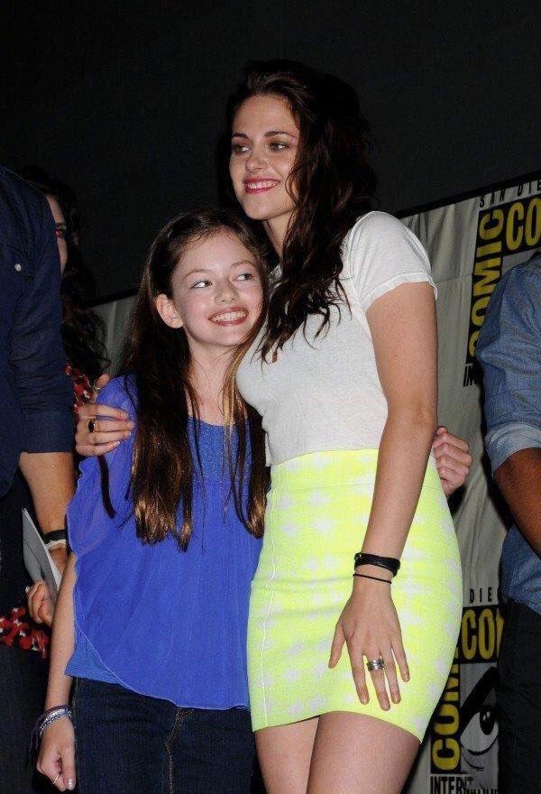 Nữ chính Twilight xuất hiện với vẻ đẹp đối lập: Kristen Stewart béo múp - Mackenzie Foy xinh tựa thiên thần-5