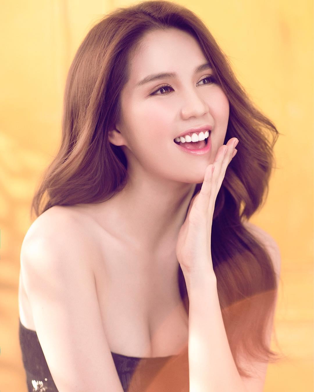 Tin sao Việt: Angela Phương Trinh gây tranh cãi khi tung clip dạy chị em cách luyện dáng-9