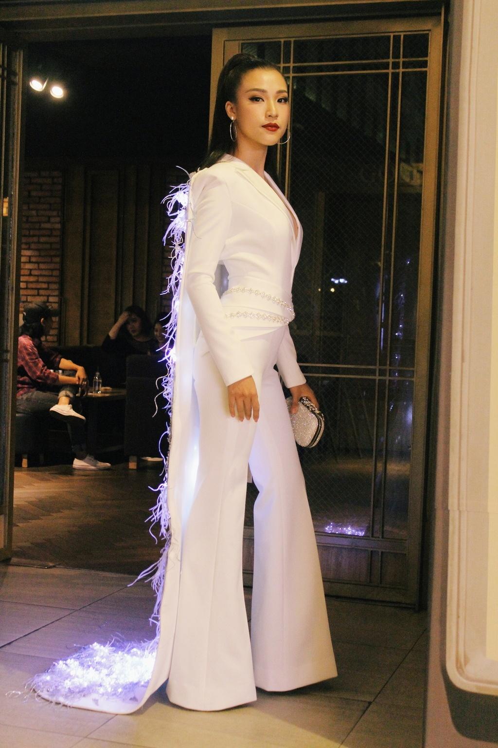 Cùng lựa chọn suit cá tính, Thanh Hằng - Hương Giang Idol đứng đầu top sao mặc đẹp tuần qua-4