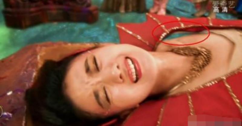 Mỹ nhân Hoa ngữ ngượng chín mặt vì bị soi lỗi nội y trên sóng truyền hình-2