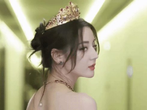 Địch Lệ Nhiệt Ba không chỉ đẹp mà còn sở hữu thần thái cực kỳ xuất sắc