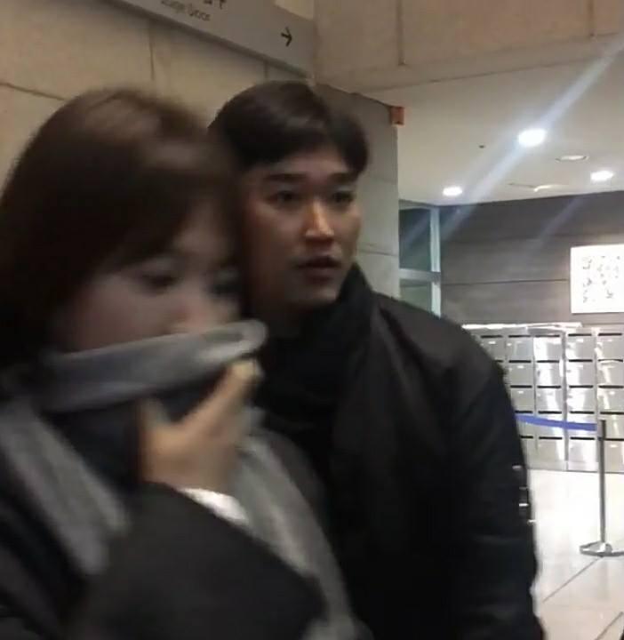 Song Hye Kyo bịt kín mặt cùng ông xã Song Joong Ki đi xem nhạc kịch-3