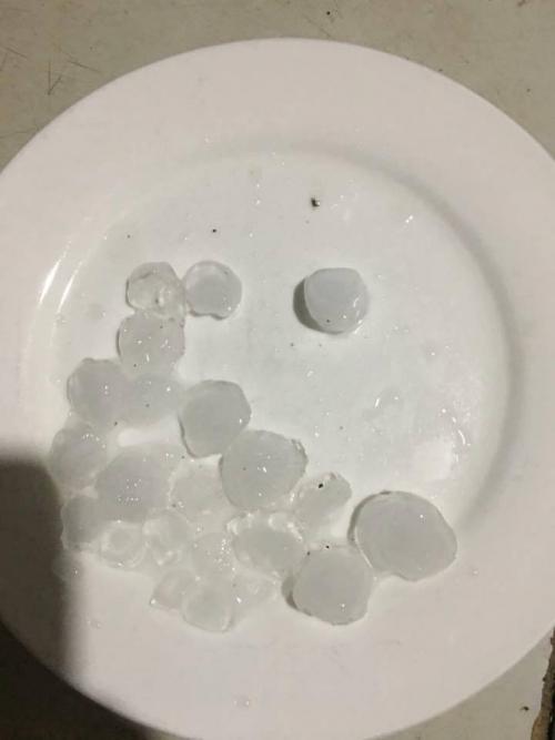 Xuất hiện mưa đá to bằng cổ tay ngay đầu xuân tại Lào Cai-1