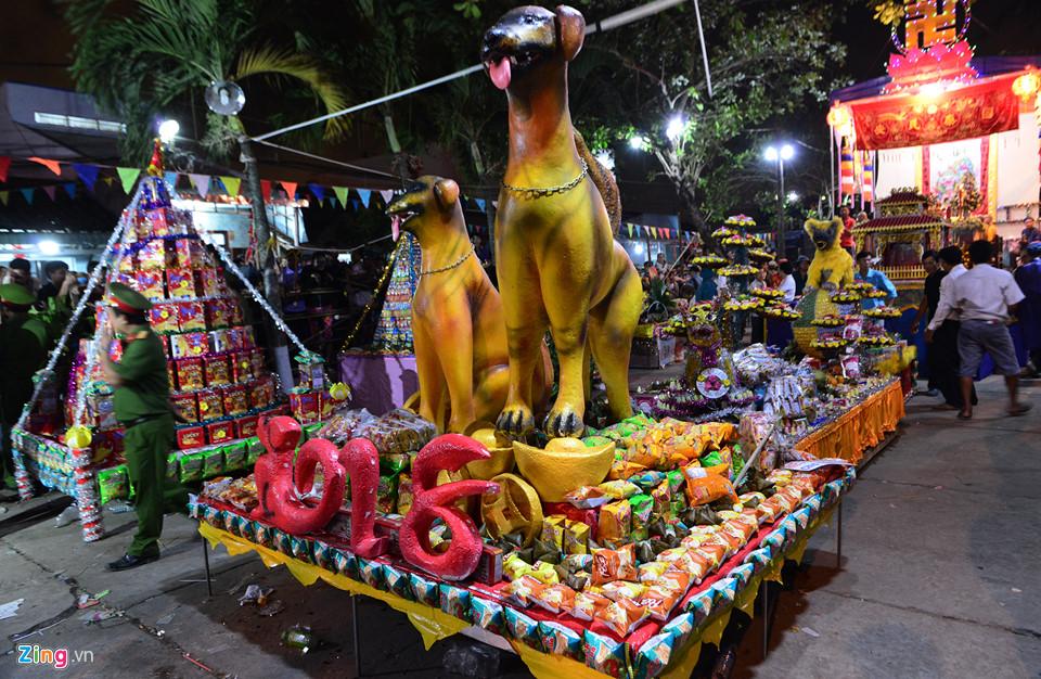 Hàng nghìn người hỗn loạn, giành đồ cúng cầu may giữa đêm ở miền Tây-1