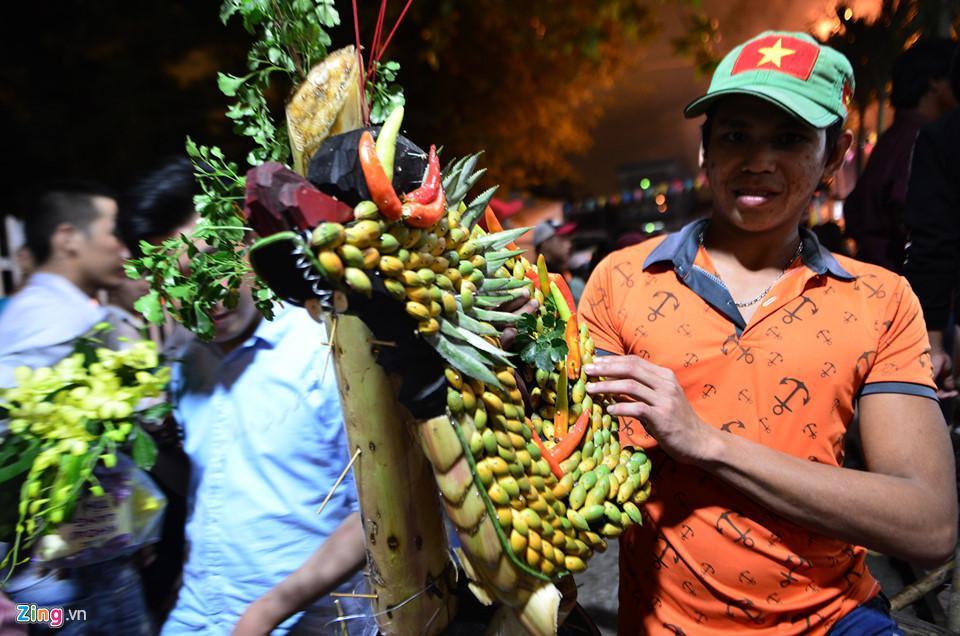 Hàng nghìn người hỗn loạn, giành đồ cúng cầu may giữa đêm ở miền Tây-11