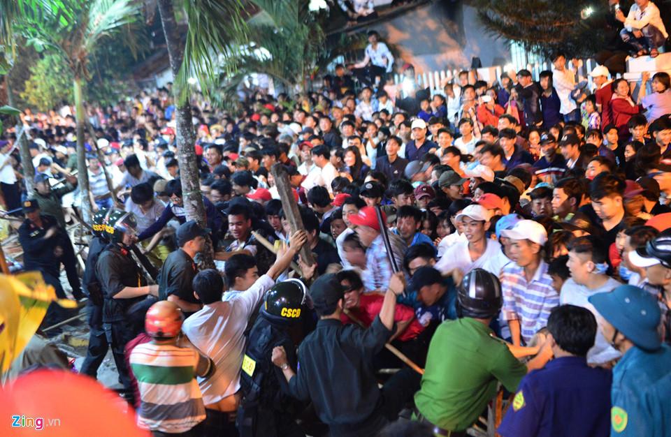 Hàng nghìn người hỗn loạn, giành đồ cúng cầu may giữa đêm ở miền Tây-6