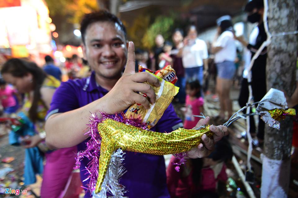 Hàng nghìn người hỗn loạn, giành đồ cúng cầu may giữa đêm ở miền Tây-13