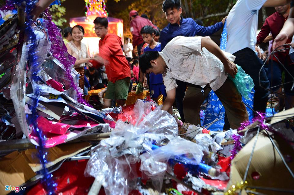 Hàng nghìn người hỗn loạn, giành đồ cúng cầu may giữa đêm ở miền Tây-14