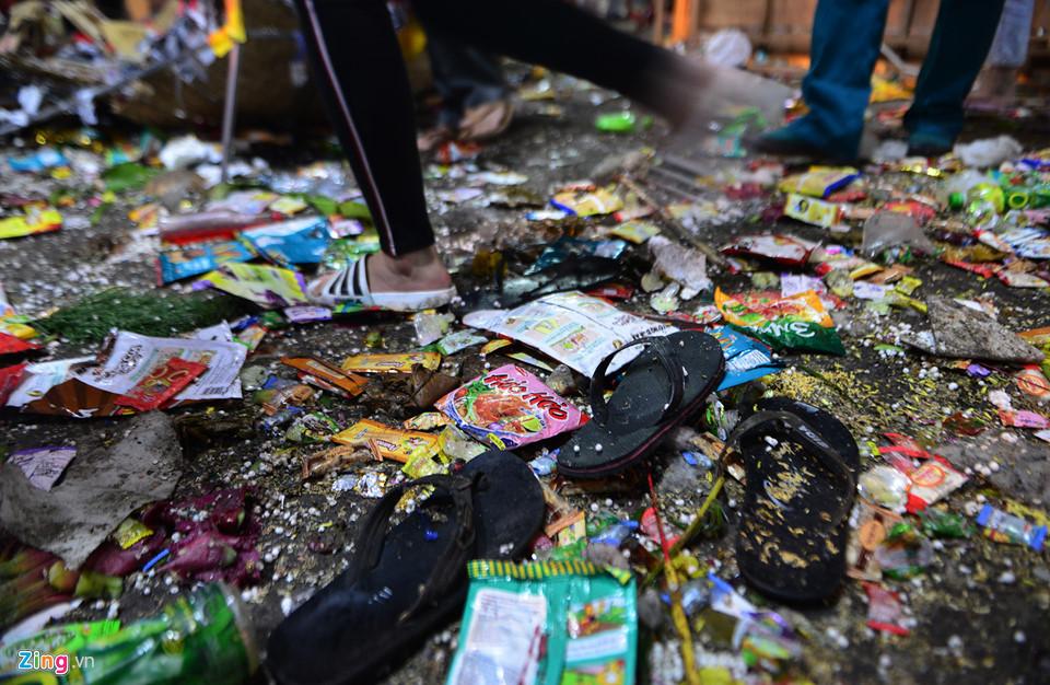 Hàng nghìn người hỗn loạn, giành đồ cúng cầu may giữa đêm ở miền Tây-17