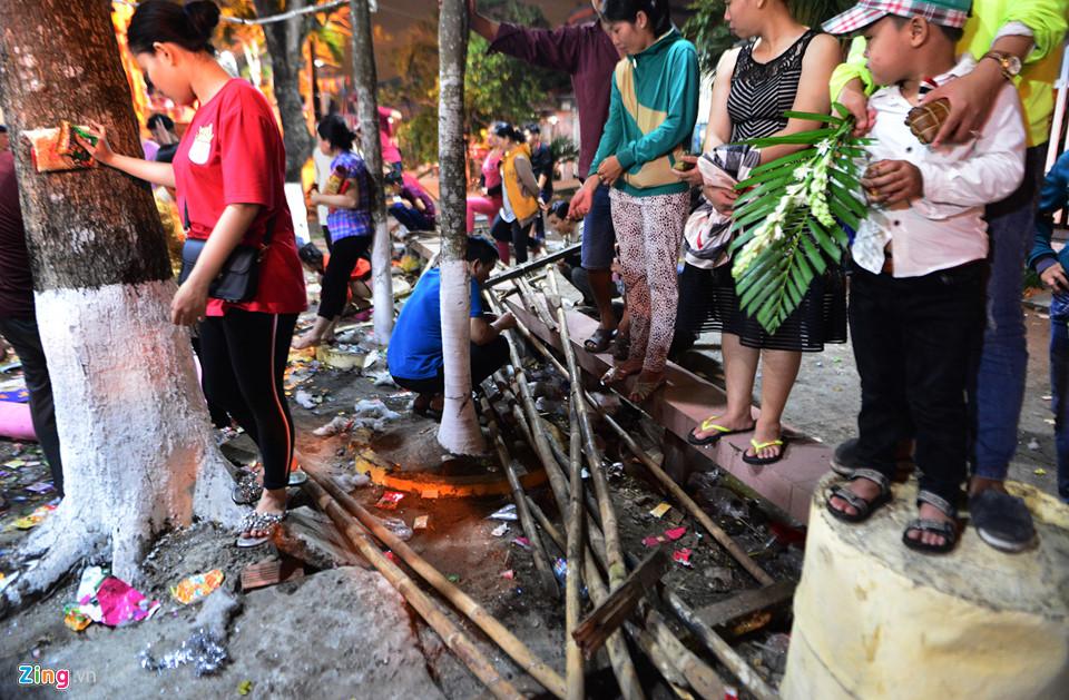 Hàng nghìn người hỗn loạn, giành đồ cúng cầu may giữa đêm ở miền Tây-18