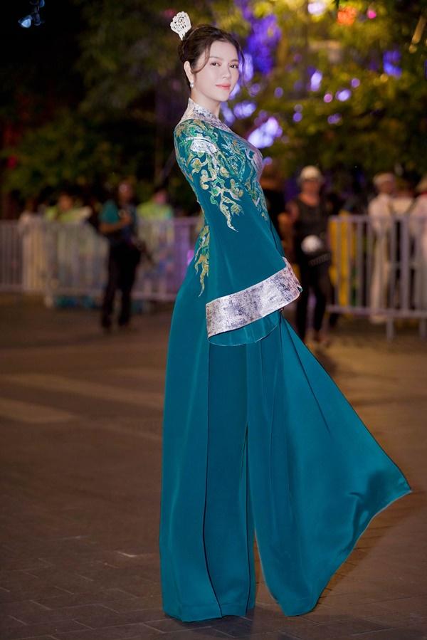 Lý Nhã Kỳ gây chú ý vì thần thái quá đỗi xinh đẹp-2