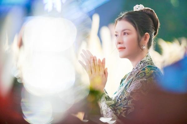 Lý Nhã Kỳ gây chú ý vì thần thái quá đỗi xinh đẹp-6