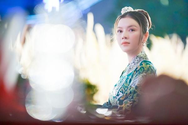 Lý Nhã Kỳ gây chú ý vì thần thái quá đỗi xinh đẹp-7