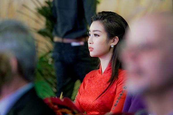 Lý Nhã Kỳ gây chú ý vì thần thái quá đỗi xinh đẹp-12