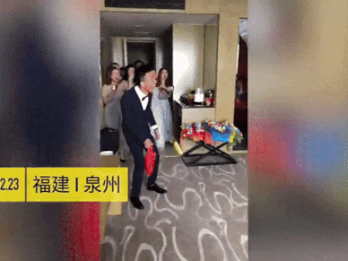 Cô dâu 'hóa' khủng long hù dọa chú rể cực lầy trong ngày cưới