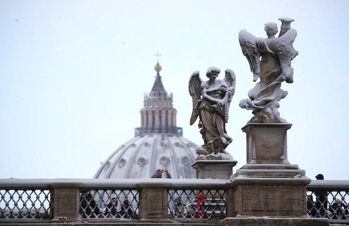 Cảnh tượng cổ tích xưa nay hiếm khi Rome chìm trong tuyết-12