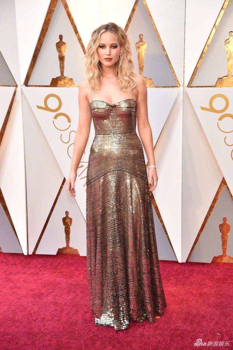 Thảm đỏ Oscar 2018: Nicole Kidman thon thả quyến rũ không kém cạnh đàn em dù đã hơn 50 tuổi-1