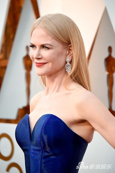 Thảm đỏ Oscar 2018: Nicole Kidman thon thả quyến rũ không kém cạnh đàn em dù đã hơn 50 tuổi-4