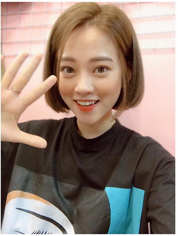 Hot girl - hot boy Việt: BB Trần tung bộ ảnh Phía sau một cô gái chất hơn nước cất-5