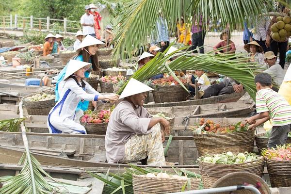 Mike Tyson gây bất ngờ khi đội nón lá, mặc áo bà ba bán trái cây ở chợ nước nổi-5