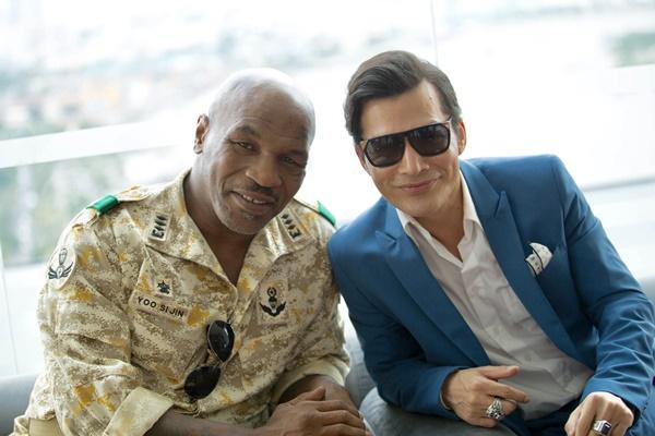 Mike Tyson gây bất ngờ khi đội nón lá, mặc áo bà ba bán trái cây ở chợ nước nổi-7