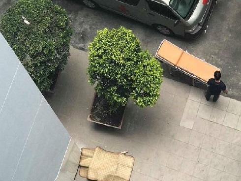 Nam sinh ĐH Kiến Trúc nhảy lầu tử vong sau khi tặng hoa ngày 8/3-2