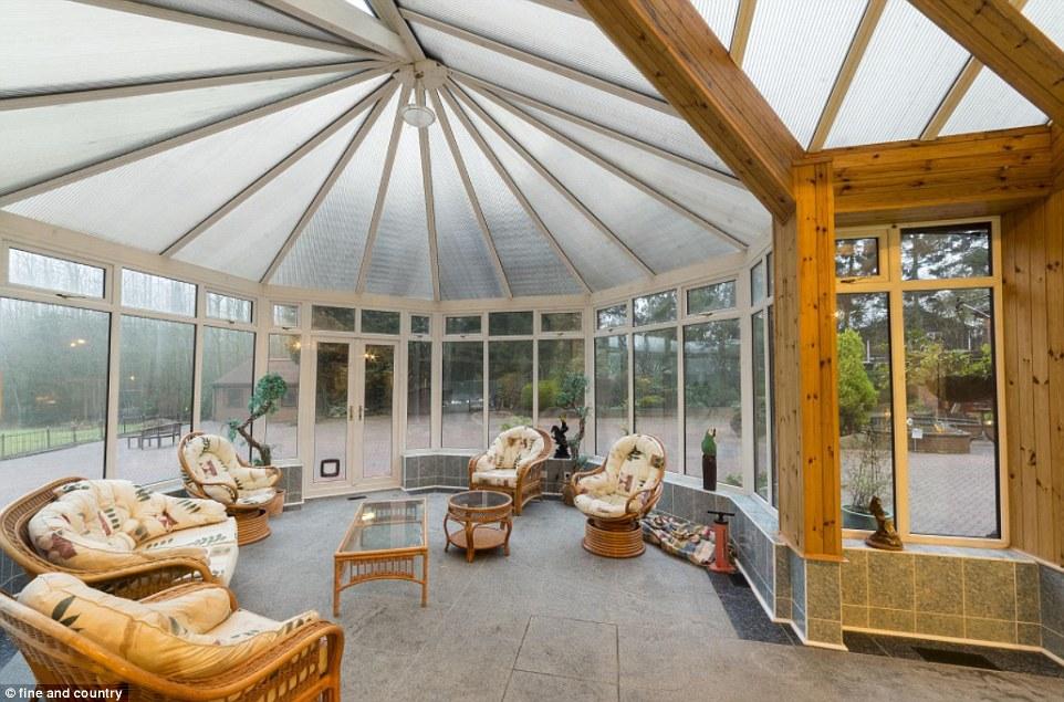 Ngắm biệt thự xa hoa của tỷ phú Anh bất ngờ giàu ú ụ vì trúng số độc đắc-7