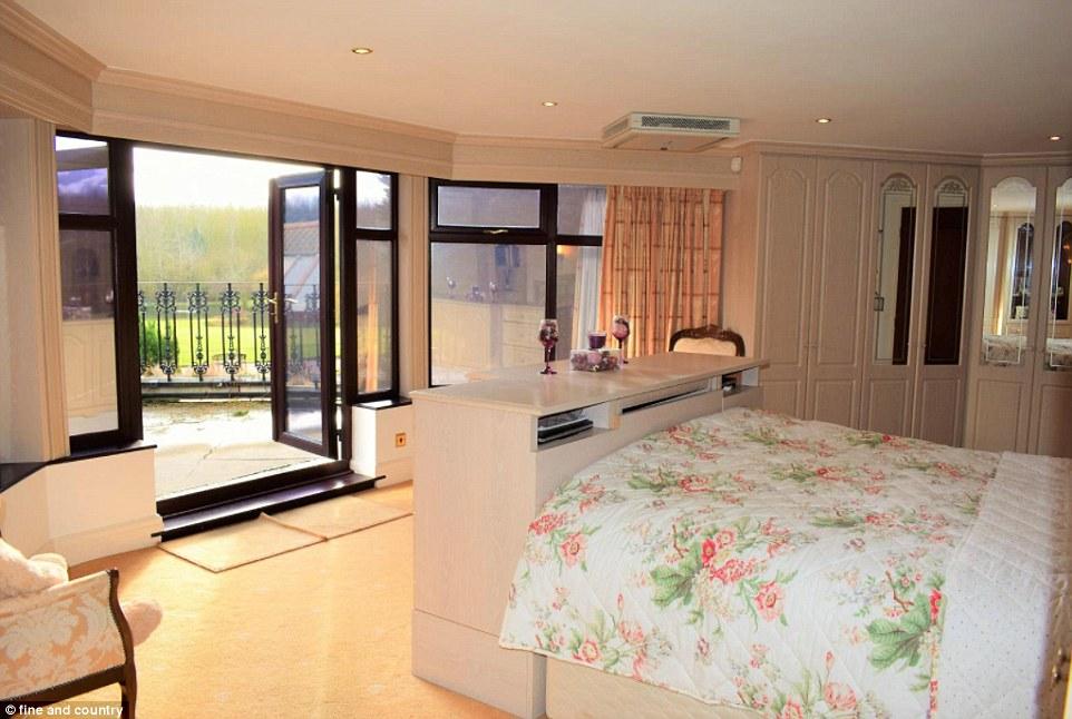 Ngắm biệt thự xa hoa của tỷ phú Anh bất ngờ giàu ú ụ vì trúng số độc đắc-10