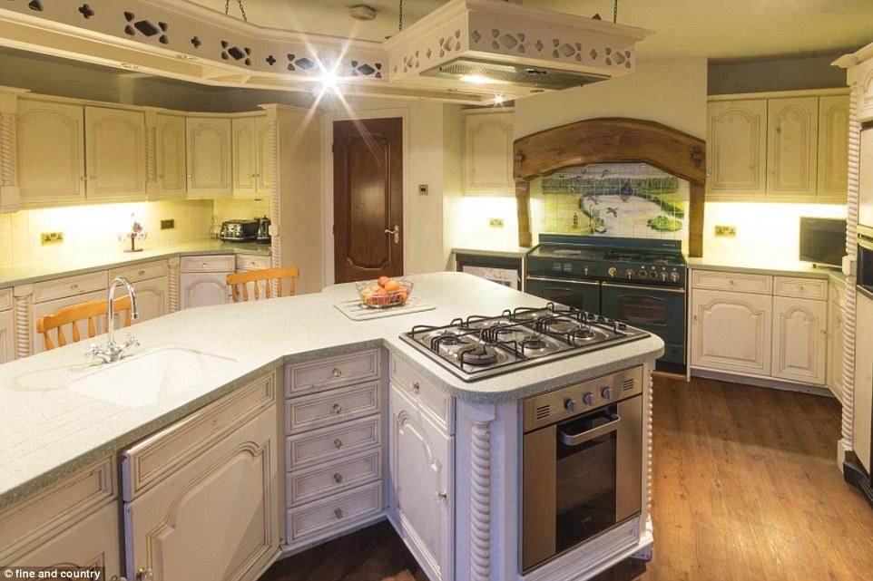 Ngắm biệt thự xa hoa của tỷ phú Anh bất ngờ giàu ú ụ vì trúng số độc đắc-8