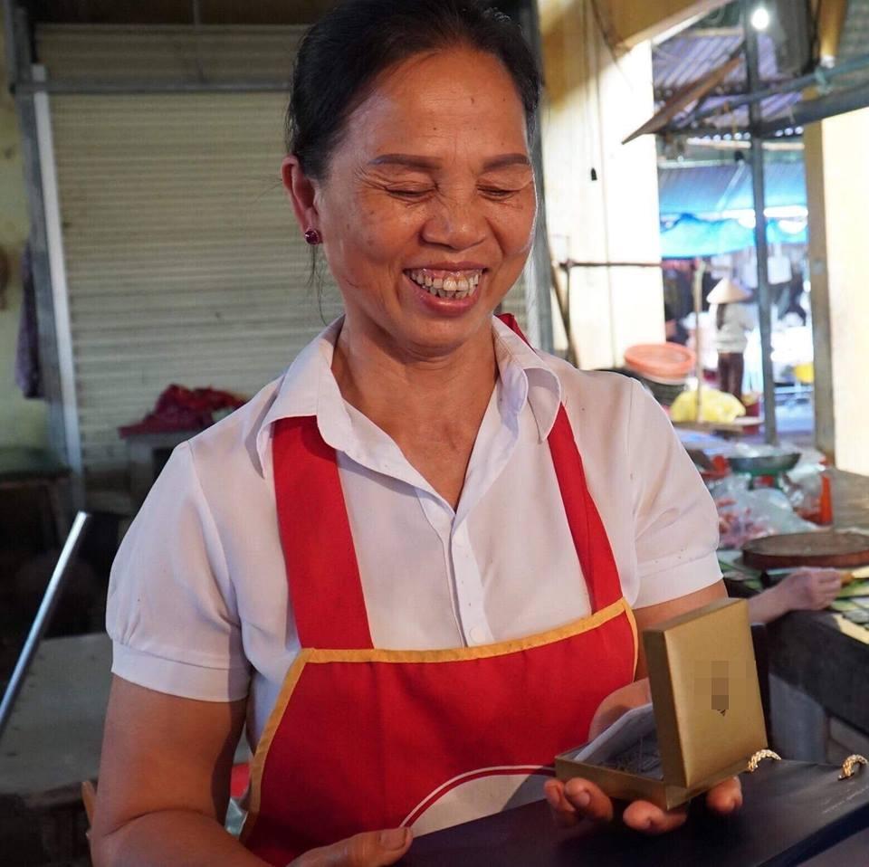 Từ phương xa, Bùi Tiến Dũng trực tiếp gọi điện và gửi quà cho mẹ nhân ngày 8/3-1