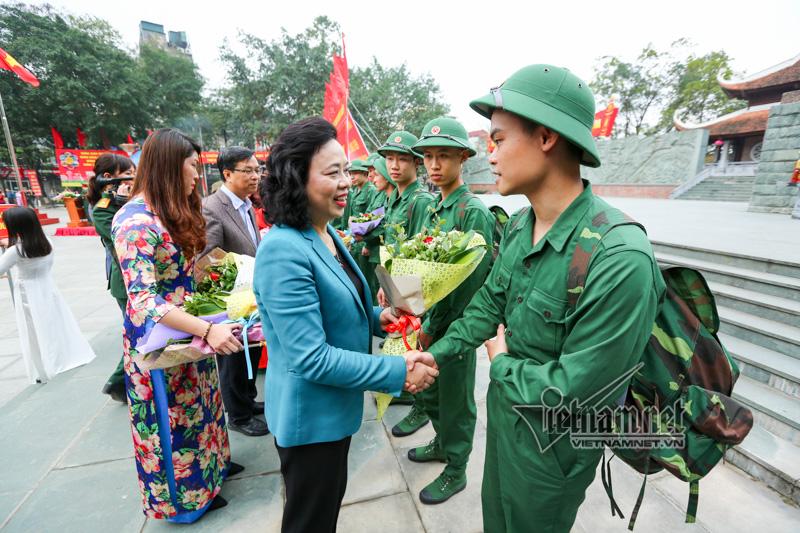 Phút bịn rịn tiễn tân binh Hà Nội lên đường nhập ngũ-7